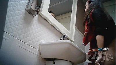 Piilokamerakuvaa naisten vessassa (1)