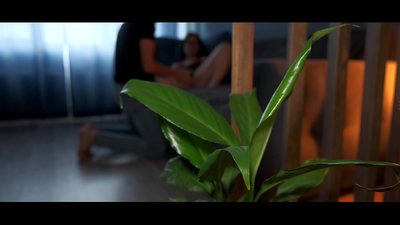 Rakastunut teinipari harrastaa kuumaa seksiä, paljon spermaa perseeseen.