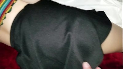 Nukkuva neitsyt koulutyttö sisko saa tiukan perseensä sormiensa kanssa